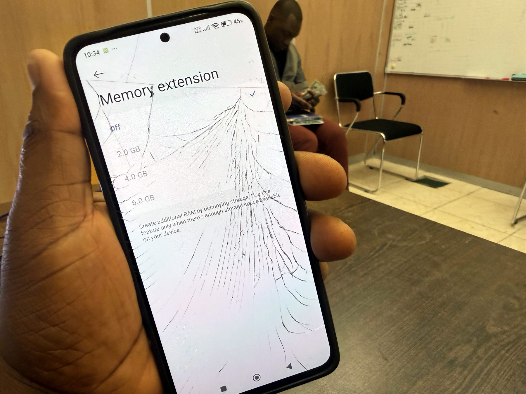Phone showing the Memory extension menu in English with Off, 2.0 GB, 4.0 GB and 6.0 GB options
